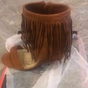 Fringed wedge heel shoe